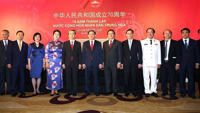 Lãnh đạo Chính phủ, các bộ, ngành và địa phương của Việt Nam dự lễ kỷ niệm 70 năm Quốc khánh Trung Quốc do Đại sứ Trung Quốc tại Việt Nam Hùng Ba và phu nhân tổ chức tối 26/9. Ảnh: VGP