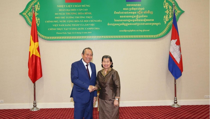 Phó Thủ tướng Thường trực Chính phủ Trương Hoà Bình và Phó Thủ tướng Campuchia Men Sam An. Ảnh: VGP