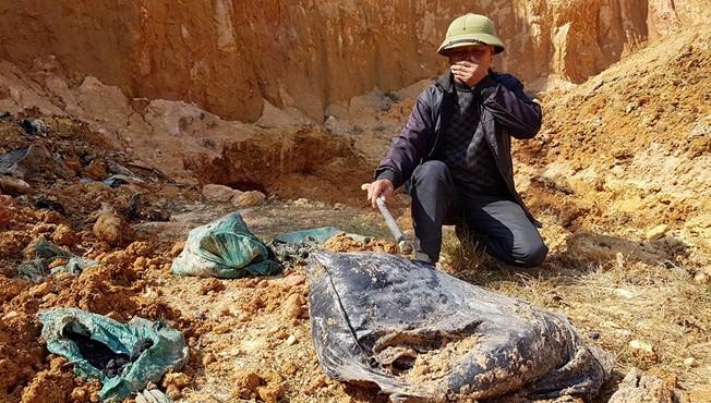 Người dân phát hiện những bao chất thải nghi nguy hại tại huyện Sóc Sơn, Hà Nội. Ảnh: KTĐT