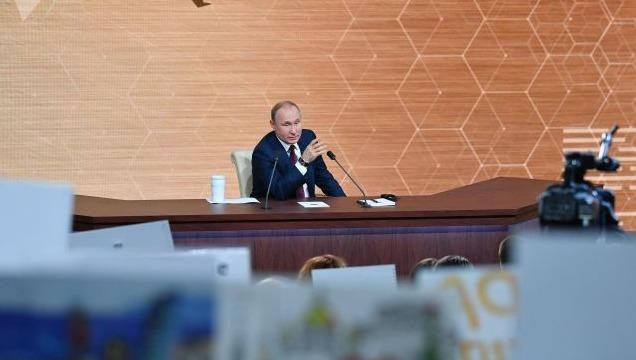  Tổng thống Nga Vladimir Putin tại cuộc họp báo.
