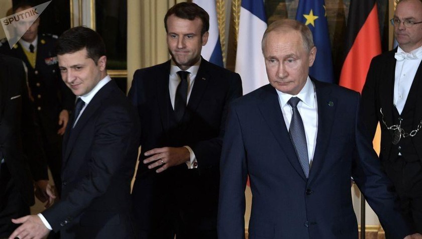 Tổng thống Ukraine Vladimir Zelensky (ngoài cùng bên trái) và người đồng cấp Nga Putin tại hội nghị thượng đỉnh nhóm Bộ tứ Normandy hồi năm ngoái.