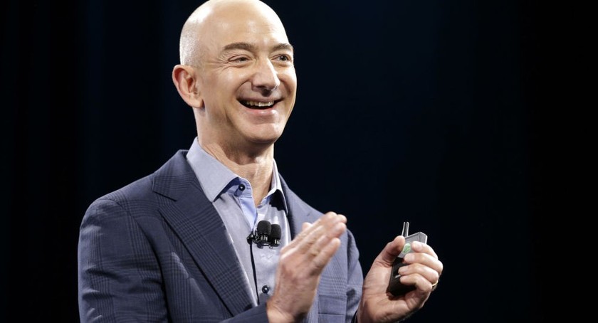 CEO Amazon Jeff Bezos đang là người giàu nhất thế giới.