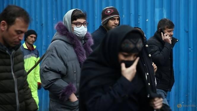 Người dân Iran đeo khẩu trang phòng dịch