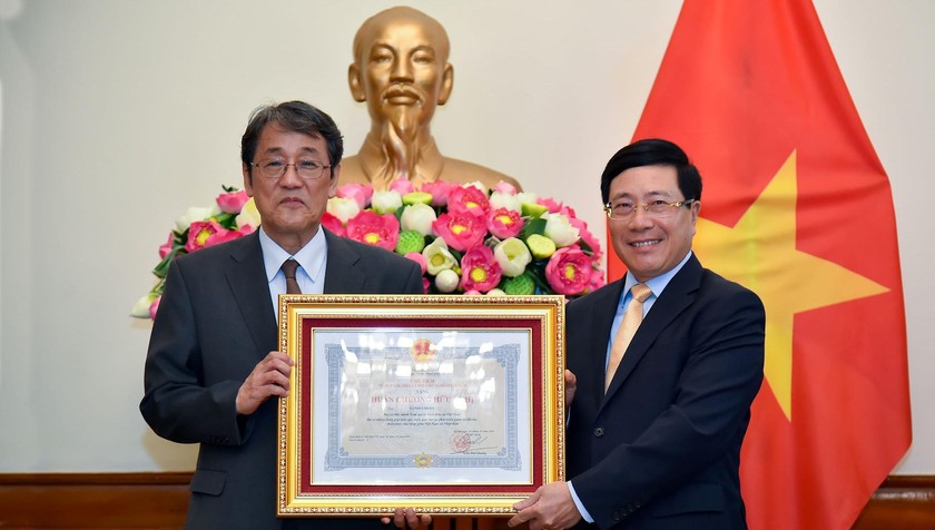 Phó Thủ tướng Phạm Bình Minh trao Huân chương Hữu nghị cho Đại sứ Nhật Bản tại Việt Nam Umeda Kunio.