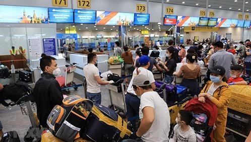 Hành khách đợi làm thủ tục checkin ở sân bay Sherementyevo. Ảnh: TTXVN