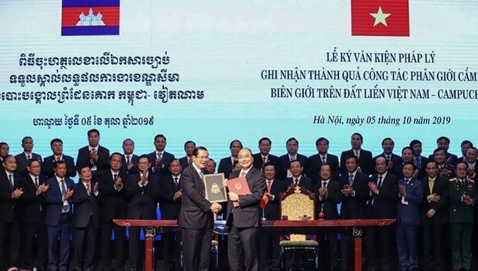 Thủ tướng Nguyễn Xuân Phúc và Thủ tướng Hun Sen trao đổi văn bản Hiệp ước bổ sung Hiệp ước hoạch định biên giới quốc gia năm 1985 và Hiệp ước bổ sung năm 2005 giữa Việt Nam và Campuchia ngày 5/10/2019. 