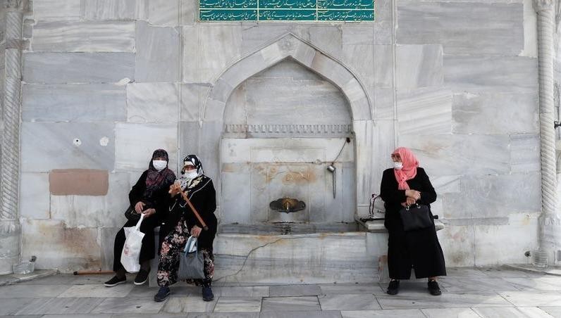 Phụ nữ Thổ Nhĩ Kỳ đeo khẩu trang ở Istanbul.