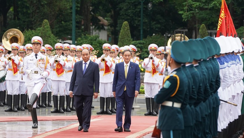Thủ tướng Nhật Bản Suga Yoshihide và Thủ tướng Nguyễn Xuân Phúc duyệt đội danh dự. Ảnh: VGP