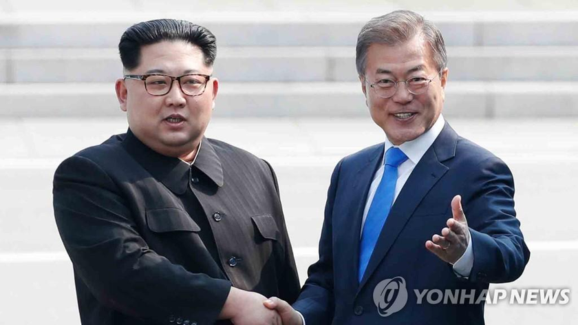 Tổng thống Hàn Quốc Moon Jae-in (bên phải) và Nhà lãnh đạo Triều Tiên Kim Jong-un. 