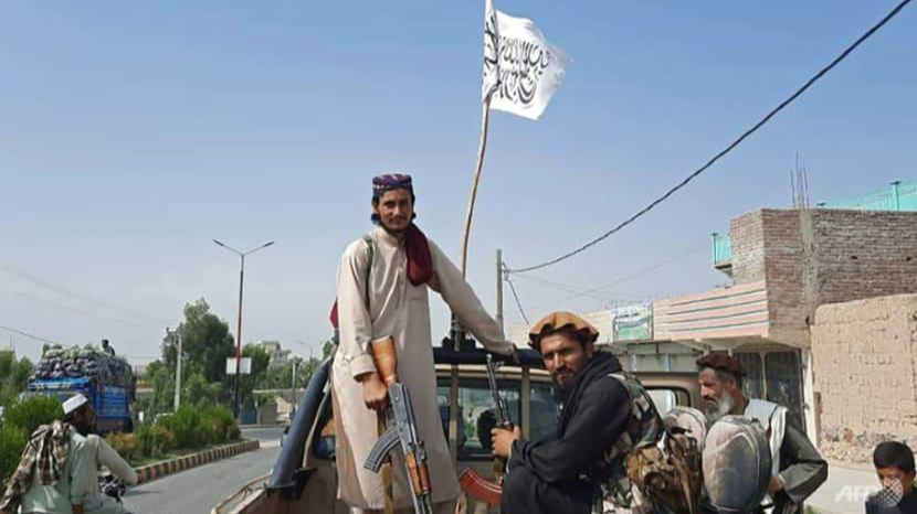 Các phần tử Taliban lái một chiếc xe của quân đội Afghanistan trên đường phố ở tỉnh Laghman. Ảnh: CNA