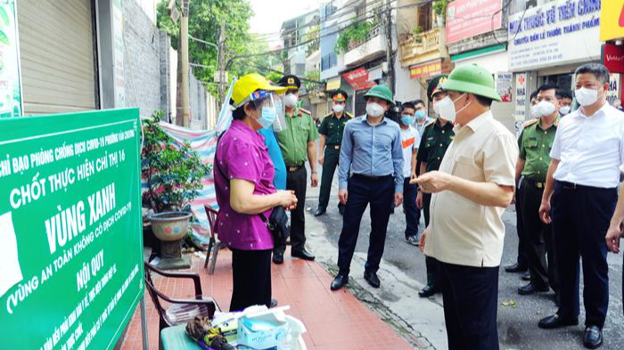 Bí thư Thành ủy Đinh Tiến Dũng kiểm tra công tác phòng, chống dịch tại quận Đống Đa.