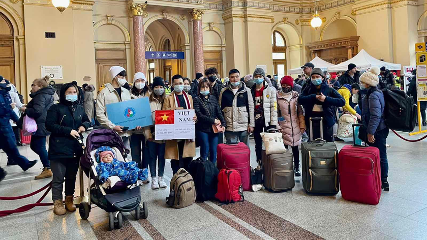 Đại sứ quán, cộng đồng tại Hungary đón, hỗ trợ bà con sơ tán từ Ukraine ngày 5/3. Ảnh: BNG cung cấp.