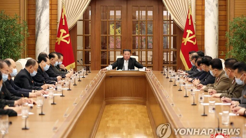Nhà lãnh đạo Triều Tiên Kim Jong-un củ trì cuộc họp của Bộ chính trị Đảng Lao động Triều Tiên tại thủ đô Bình Nhưỡng ngày 12/5,
