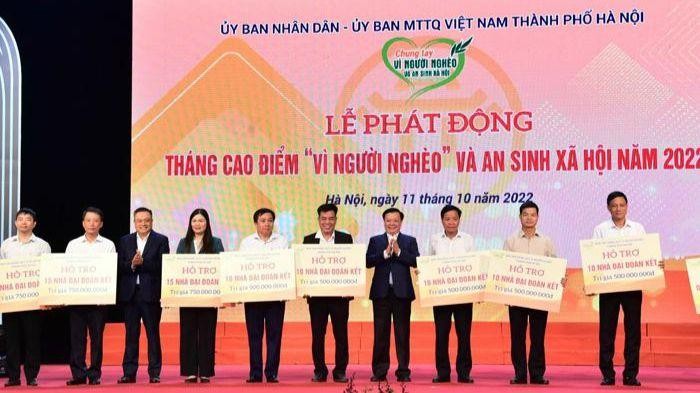 Bí thư Thành ủy Hà Nội Đinh Tiến Dũng, Chủ tịch UBND TP Trần Sỹ Thanh trao hỗ trợ nhà Đại đoàn kết cho đại diện các đơn vị. Ảnh: Cổng GTĐT Hà Nội.