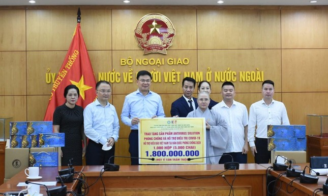 Ủy ban Nhà nước về người Việt Nam ở nước ngoài, Bộ Ngoại giao tiếp nhận sản phẩm hỗ trợ và điều trị COVID-19 trị giá khoảng 1,8 tỷ đồng do Trung tâm Văn hóa Phật giáo Việt Nam tại Hàn Quốc trao tặng hồi tháng 10 vừa qua.