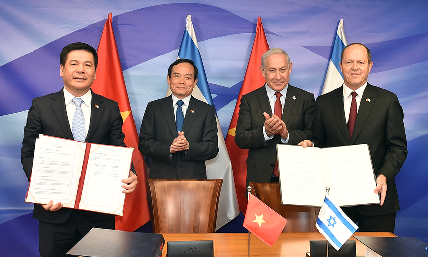 Phó Thủ tướng Trần Lưu Quang và Thủ tướng Israel Benjamin Netanyahu chứng kiến lễ ký kết Hiệp định thương mại tự do Việt Nam-Israel.