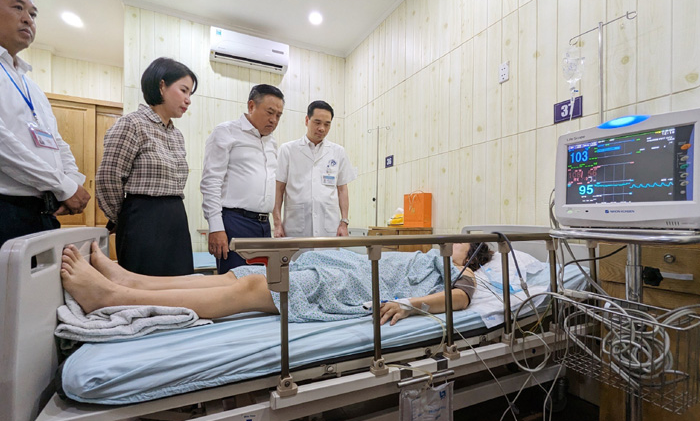 Chủ tịch UBND TP Hà Nội Trần Sỹ Thanh thăm hỏi bệnh nhân đang điều trị tại Bệnh viện Xanh Pôn. 