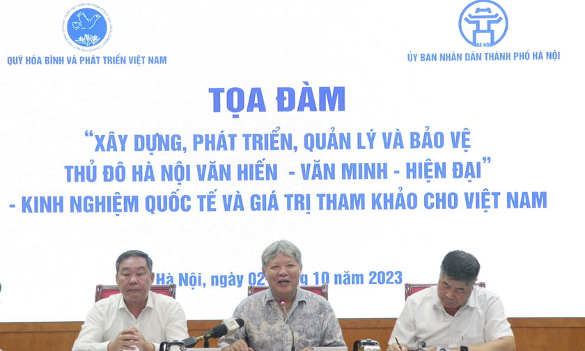 Phó Chủ tịch Thường trực UBND TP Hà Nội Lê Hồng Sơn; Chủ tịch Hội đồng Quỹ Hòa bình và Phát triển Việt Nam Hà Hùng Cường - nguyên Bộ trưởng Bộ Tư pháp đồng chủ trì Tọa đàm. 