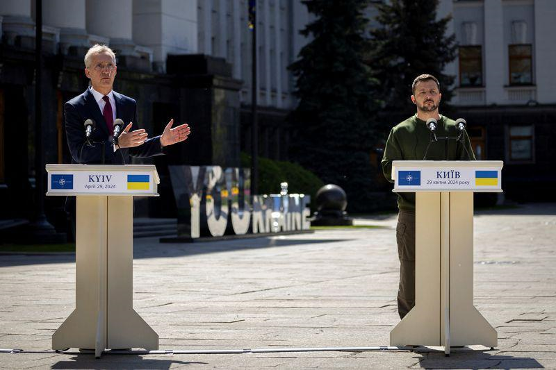 Tổng thư ký NATO Jens Stoltenberg tại cuộc họp báo chung với Tổng thống Ukraine Volodymyr Zelensky.