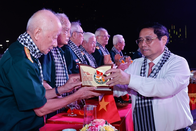 Thủ tướng Phạm Minh Chính tặng Kỷ niệm chương cho các cựu chiến sĩ Điện Biên. Ảnh: VGP