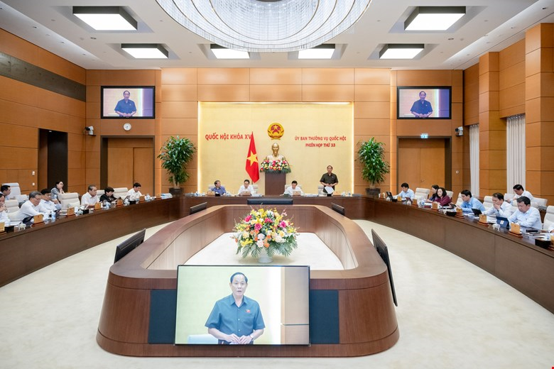 Phó Chủ tịch Quốc hội, Thượng tướng Trần Quang Phương điều hành nội dung phiên họp.