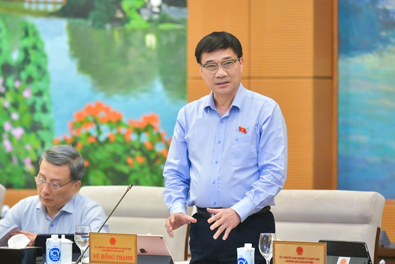 Chủ nhiệm Ủy ban Kinh tế Vũ Hồng Thanh phát biểu tại phiên họp.
