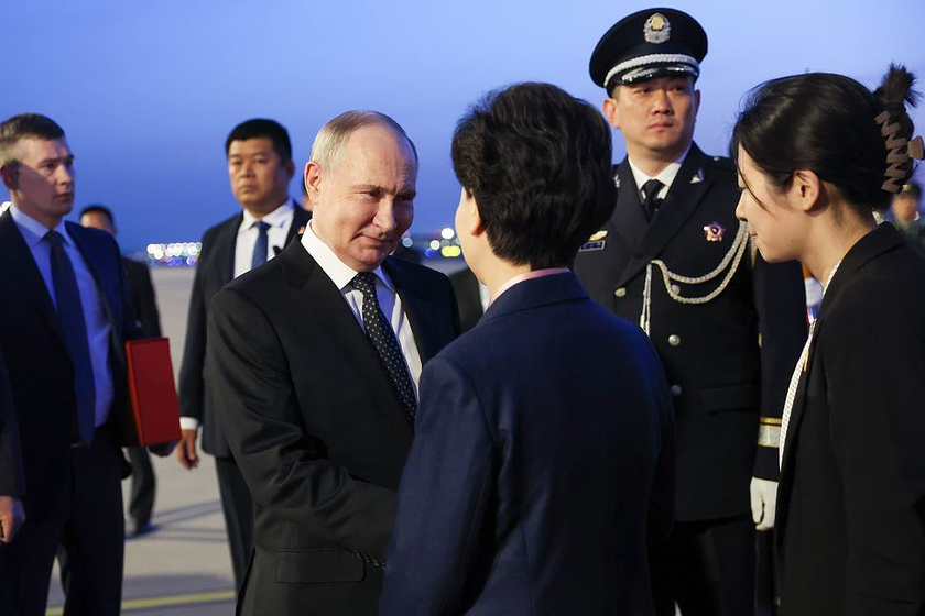 Tổng thống Nga Putin tới sân bay ở Bắc Kinh.