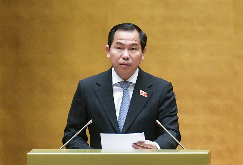 Chủ nhiệm Ủy ban Tài chính, Ngân sách của Quốc hội Lê Quang Mạnh, Phó Trưởng đoàn Thường trực Đoàn giám sát trình bày báo cáo tại phiên họp.