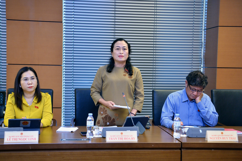 Đại biểu Trần Thị Hoa Ry phát biểu tại phiên họp.