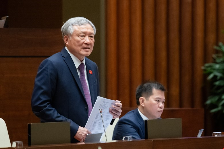 Chánh án TAND Tối cao Nguyễn Hòa Bình phát biểu tại phiên họp.