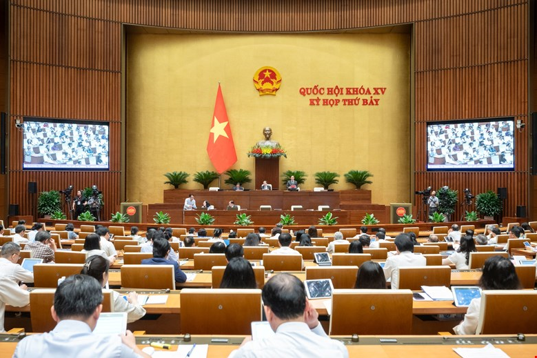 Phó Chủ tịch Quốc hội Nguyễn Khắc Định điều hành nội dung phiên họp.