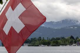 Một lá cờ Thụy Sĩ được treo trước Khu nghỉ dưỡng Burgenstock - nơi sẽ diễn ra Hội nghị thượng đỉnh về hòa bình ở Ukraine vào ngày 15 và 16/6 tới. 