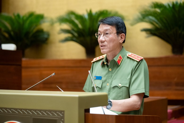 Bộ trưởng Bộ Công an Lương Tam Quang trình bày tờ trình tại phiên họp.