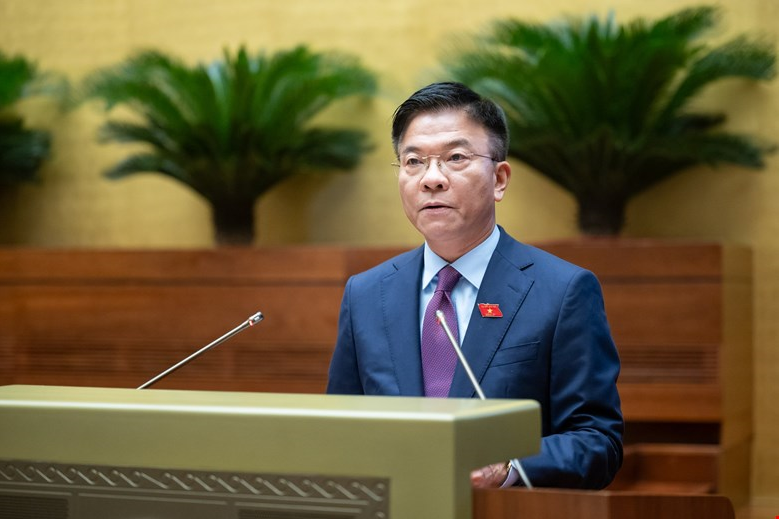 Phó Thủ tướng, Bộ trưởng Bộ Tư pháp Lê Thành Long trình bày tờ trình tại phiên họp.