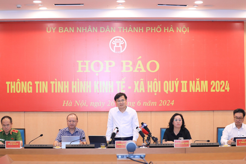 Chánh Văn phòng, Người phát ngôn UBND TP Trương Việt Dũng thông tin tại họp báo.