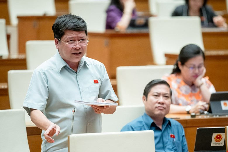 Đại biểu Tạ Văn Hạ phát biểu tại phiên thảo luận của Quốc hội.