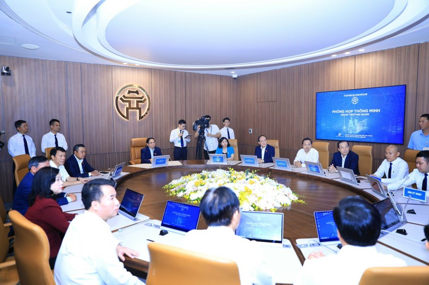 Thủ tướng Phạm Minh Chính và các đại biểu trải nghiệm các ứng dụng phòng họp thông minh của TP Hà Nội.