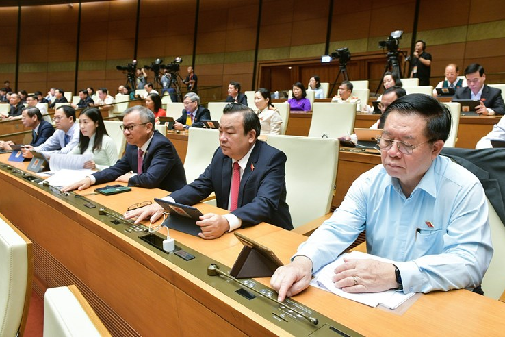 Các đại biểu Quốc hội ấn nút biểu quyết thông qua Luật tại phiên họp.
