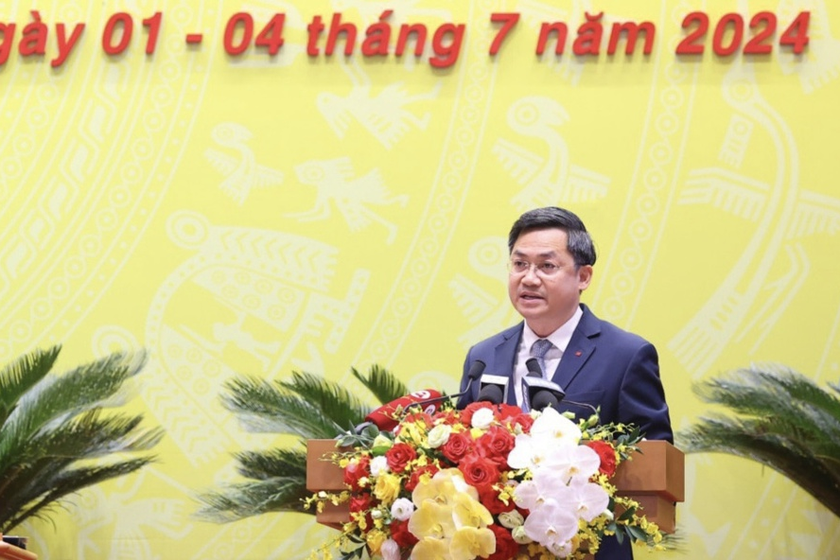 Phó Chủ tịch UBND TP Hà Minh Hải trình bày báo cáo tại Kỳ họp.