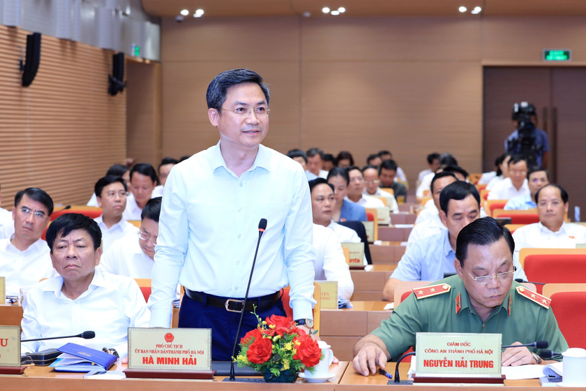 Phó Chủ tịch UBND TP Hà Nội trả lời chất vấn tại phiên họp.