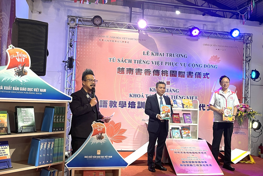 Ông Vũ Tiến Dũng và ông Trương Thiện Chính, Thị trưởng Đào Viên, khai trương Tủ sách tiếng Việt.