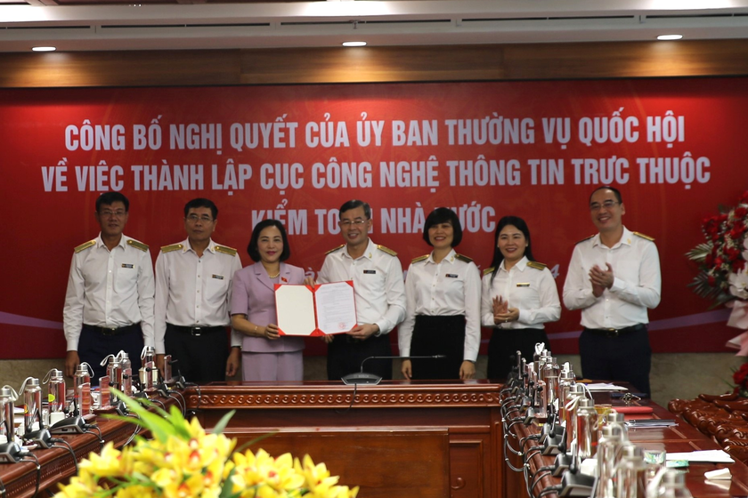 Phó Chủ tịch Quốc hội Nguyễn Thị Thanh trao Nghị quyết của Ủy ban Thường vụ Quốc hội về việc thành lập Cục Công nghệ thông tin trực thuộc KTNN. 