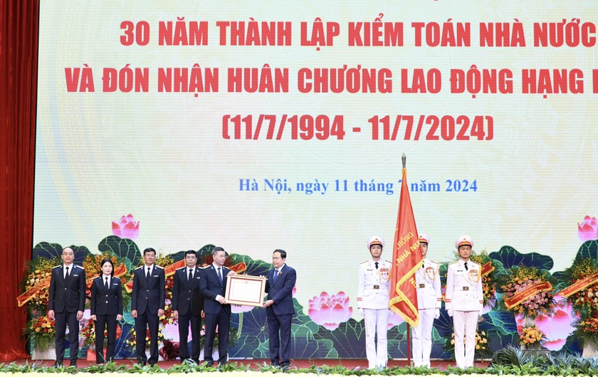 Chủ tịch Quốc hội Trần Thanh Mẫn trao tặng Huân chương Lao động hạng Nhất cho Kiểm toán nhà nước.