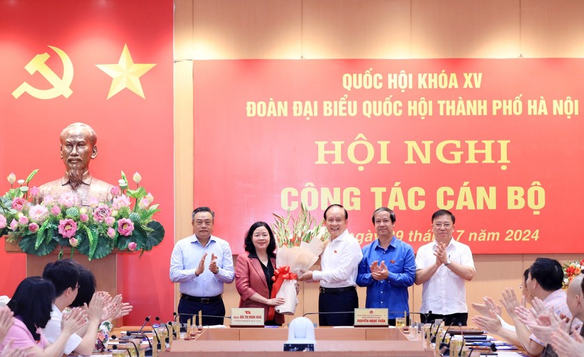 Lãnh đạo TP Hà Nội và đại biểu Quốc hội Đoàn Hà Nội tặng hoa chúc mừng bà Bùi Thị Minh Hoài.