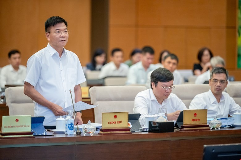 Phó Thủ tướng, Bộ trưởng Bộ Tư pháp Lê Thành Long phát biểu tại phiên họp.