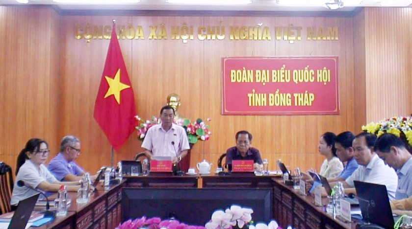 Đại biểu Phạm Văn Hòa chất vấn tại phiên họp.