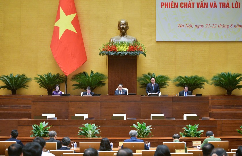 Phó Chủ tịch Quốc hội Nguyễn Khắc Định điều hành nội dung phiên họp.