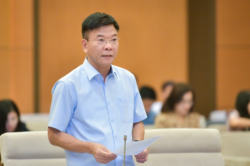 Phó Thủ tướng Chính phủ, Bộ trưởng Bộ Tư pháp Lê Thành Long trình bày tờ trình tại phiên họp.