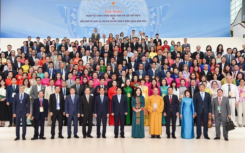 Thủ tướng Phạm Minh Chính chụp ảnh cùng các đại biểu. Ảnh: Tuấn Anh