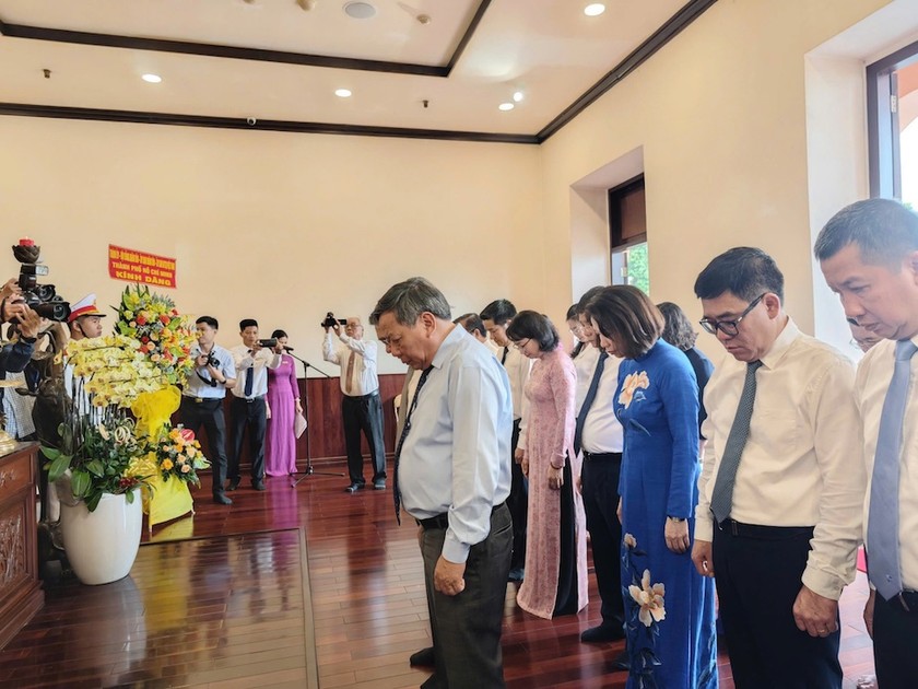 Phó Bí thư Thành ủy Hà Nội Nguyễn Văn Phong, Phó Bí thư Thành ủy TP Hồ Chí Minh Nguyễn Phước Lộc và các đại biểu dâng hương tưởng nhớ Chủ tịch Hồ Chí Minh tại Bảo tàng Hồ Chí Minh - Chi nhánh TP Hồ Chí Minh.